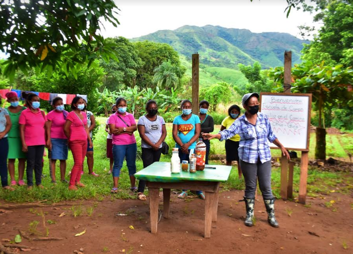Las Escuelas Campos, capacitan   a mujeres en diferentes faenas para generar ingresos por medio de la agricultura de&nbsp;subistencia