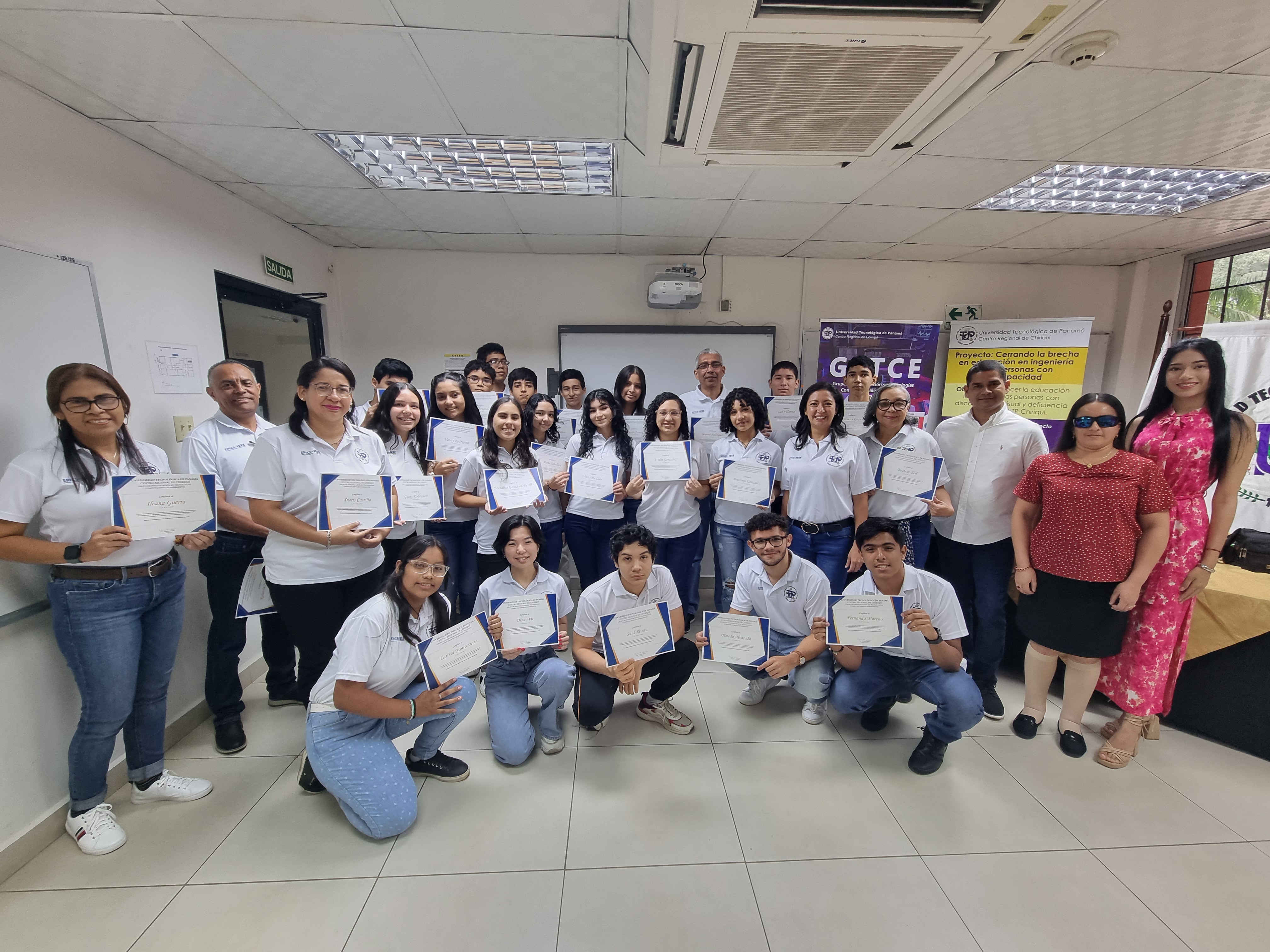 Proyecto que brinda ayuda a estudiantes con necesidades especiales logra mención de honor en concurso internacional